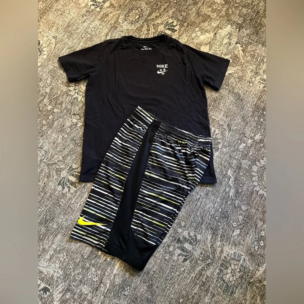 Nike World Traveler Tee & Dri-Fit Stripe Shorts Large